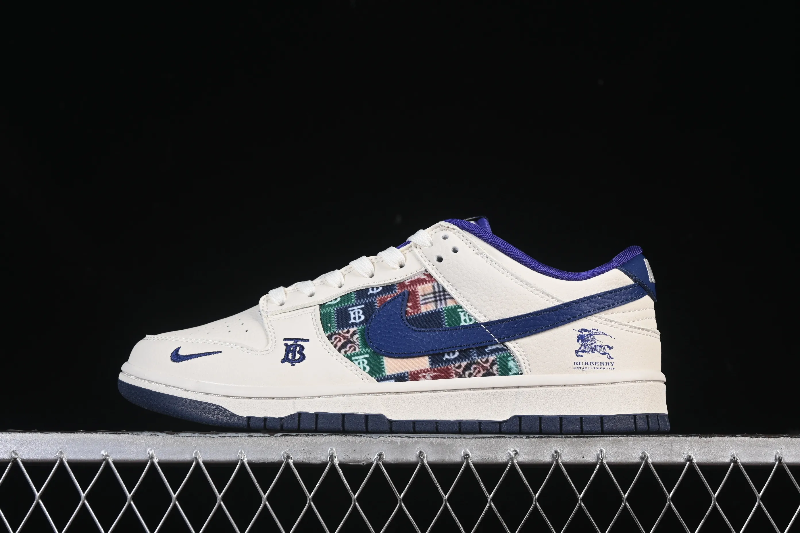 All categories Nk SB Dunk Series Nk SB Dunk Low High-end customized low-top sneakers Nike SB Dunk Low Burberry co-branded white and blue retro splicing High-end customized low-top casual sneakers SD6688-002